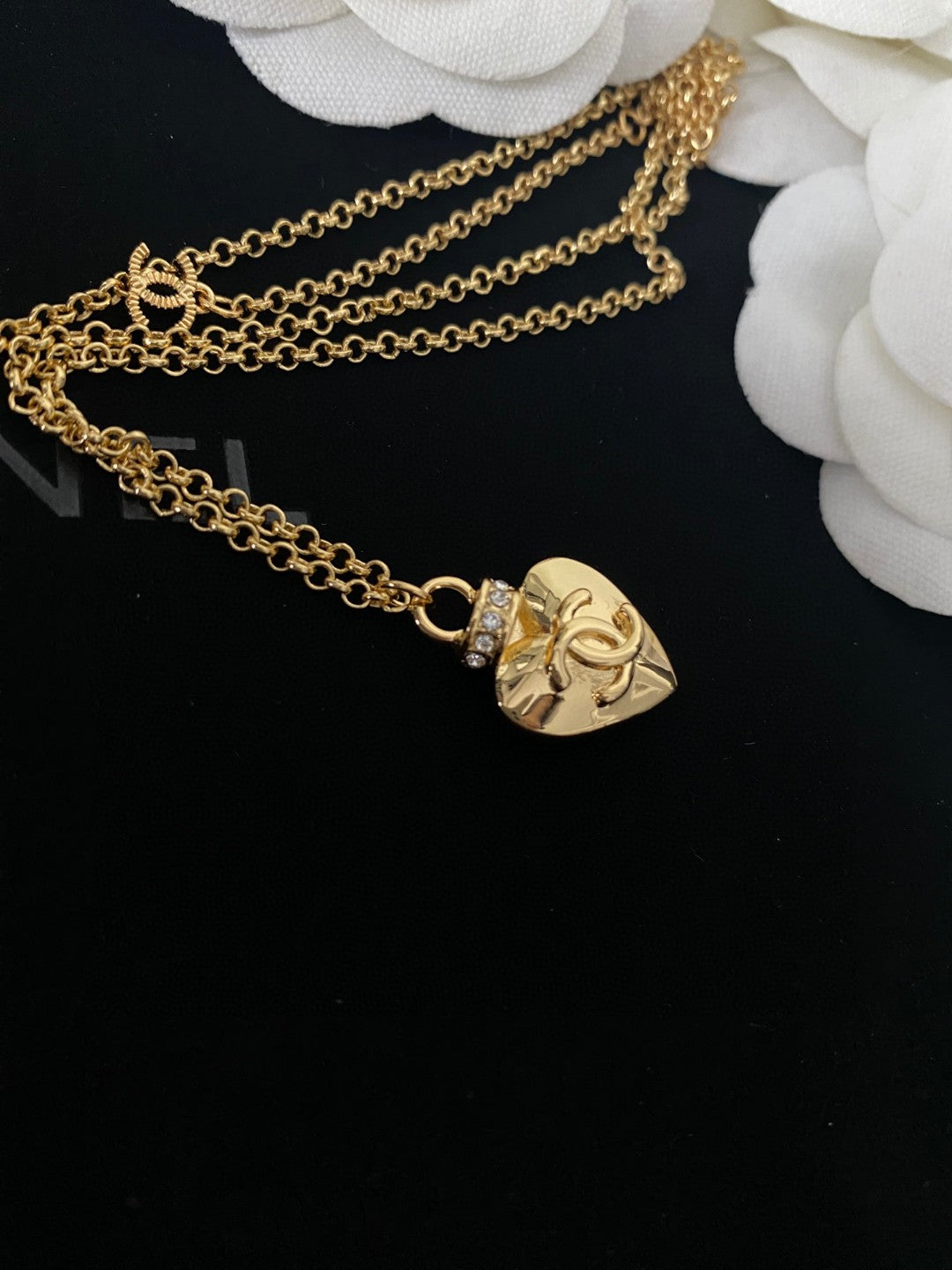 Letter Pendant Necklace in Polished Metal-Tone – Design 009 close-up detail