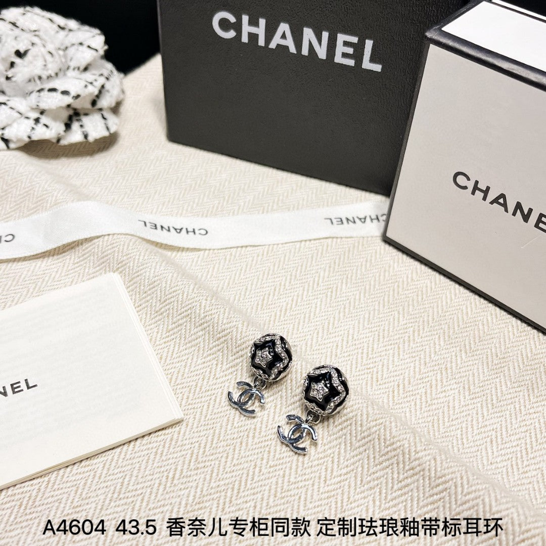 Double-C Emblem Stud Earrings in Polished Metal-Tone – Design 480 main product view