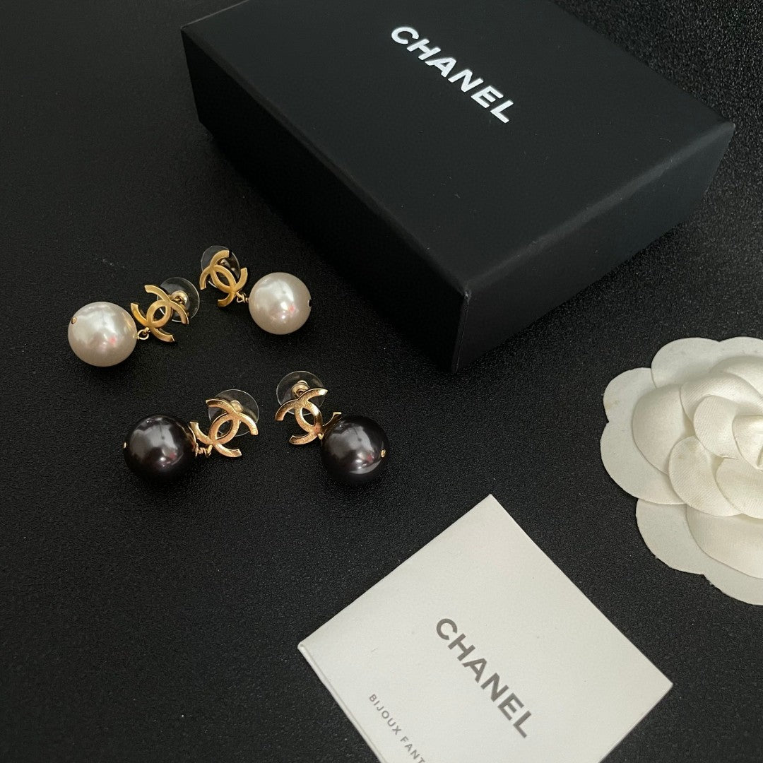 Double-C Emblem Pearl-Detail Stud Earrings – Pearl Detail – Design 024 side detail