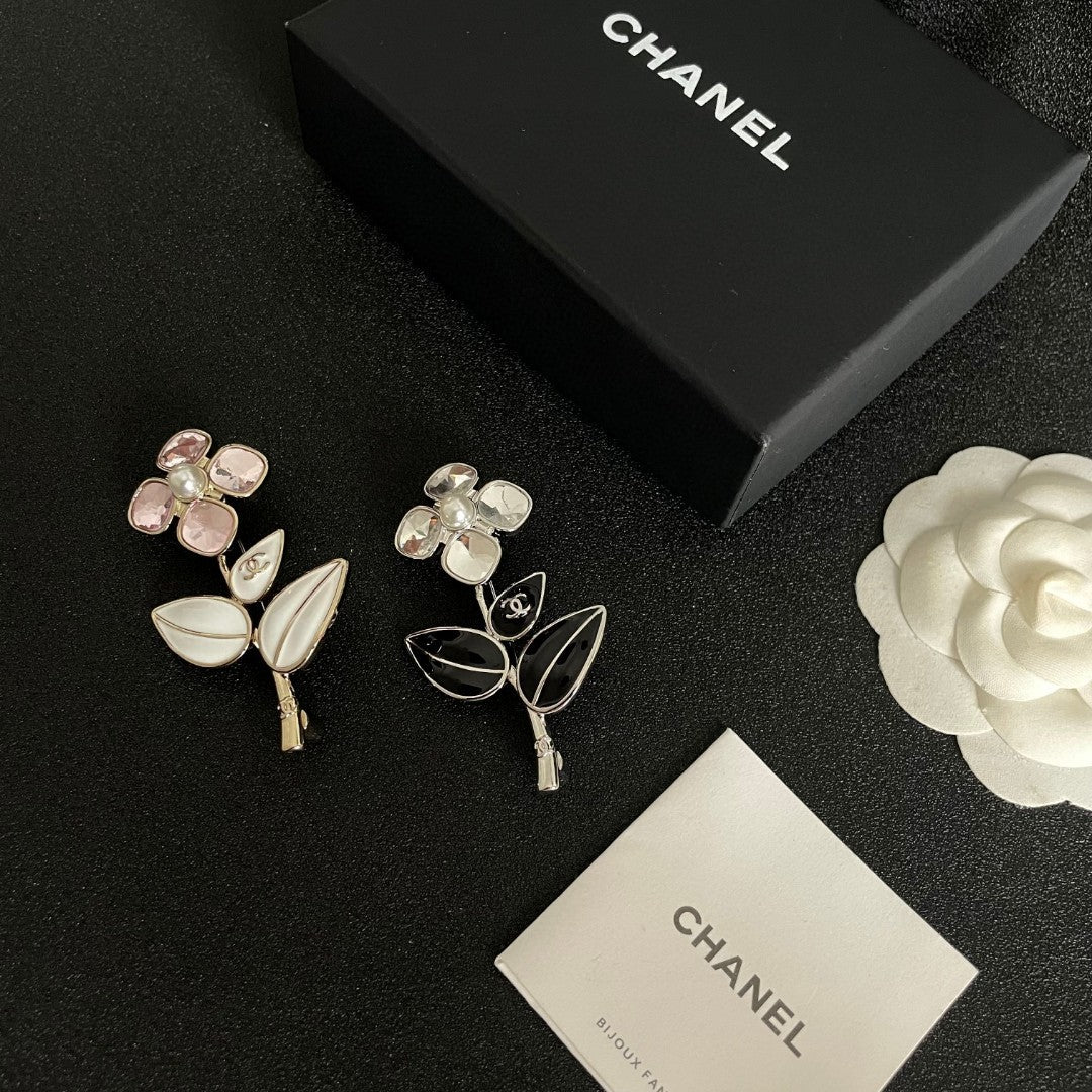 Double-C Emblem Brooch in Polished Metal-Tone – Design 042 side detail