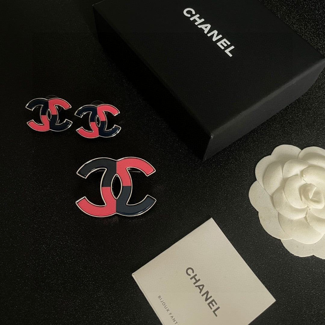 Double-C Emblem Brooch in Polished Metal-Tone – Design 033 side detail