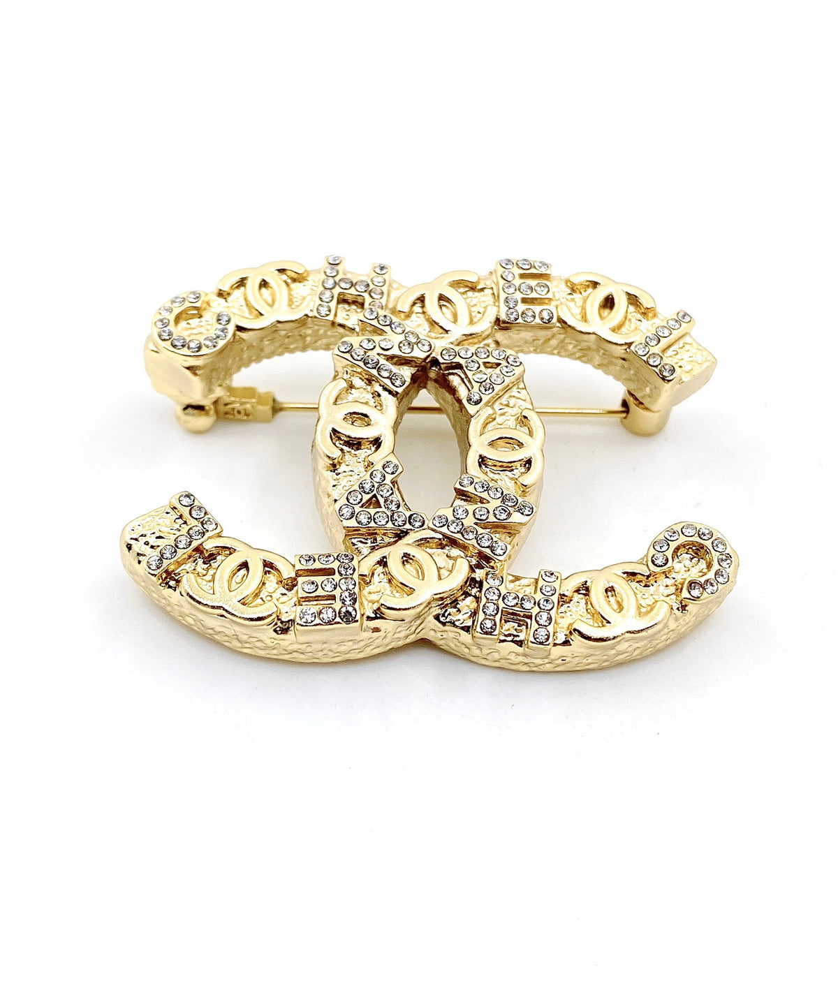 Double-C Emblem Brooch in Gold-Tone – Design 005 close-up detail