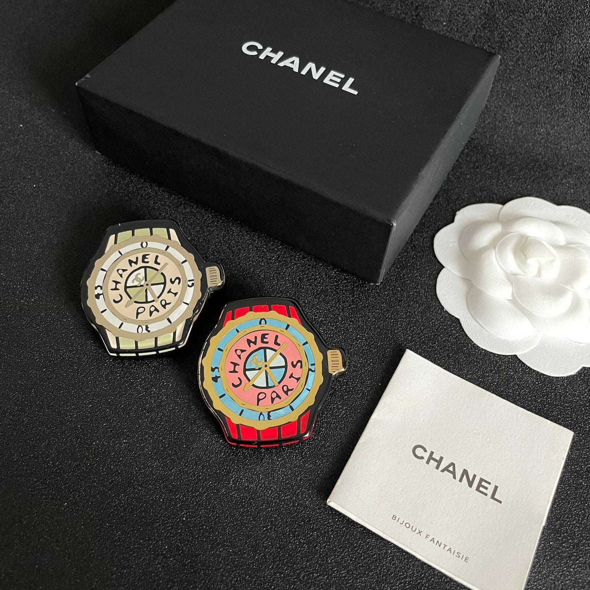 Double-C Emblem Brooch in Polished Metal-Tone – Design 050 side detail