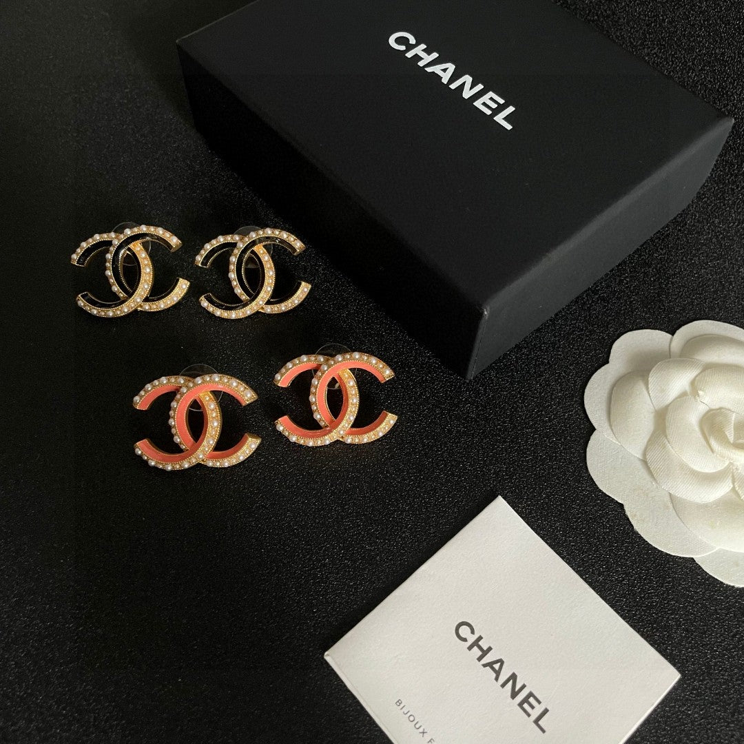 Double-C Emblem Pearl-Detail Stud Earrings – Pearl Detail – Design 029 side detail