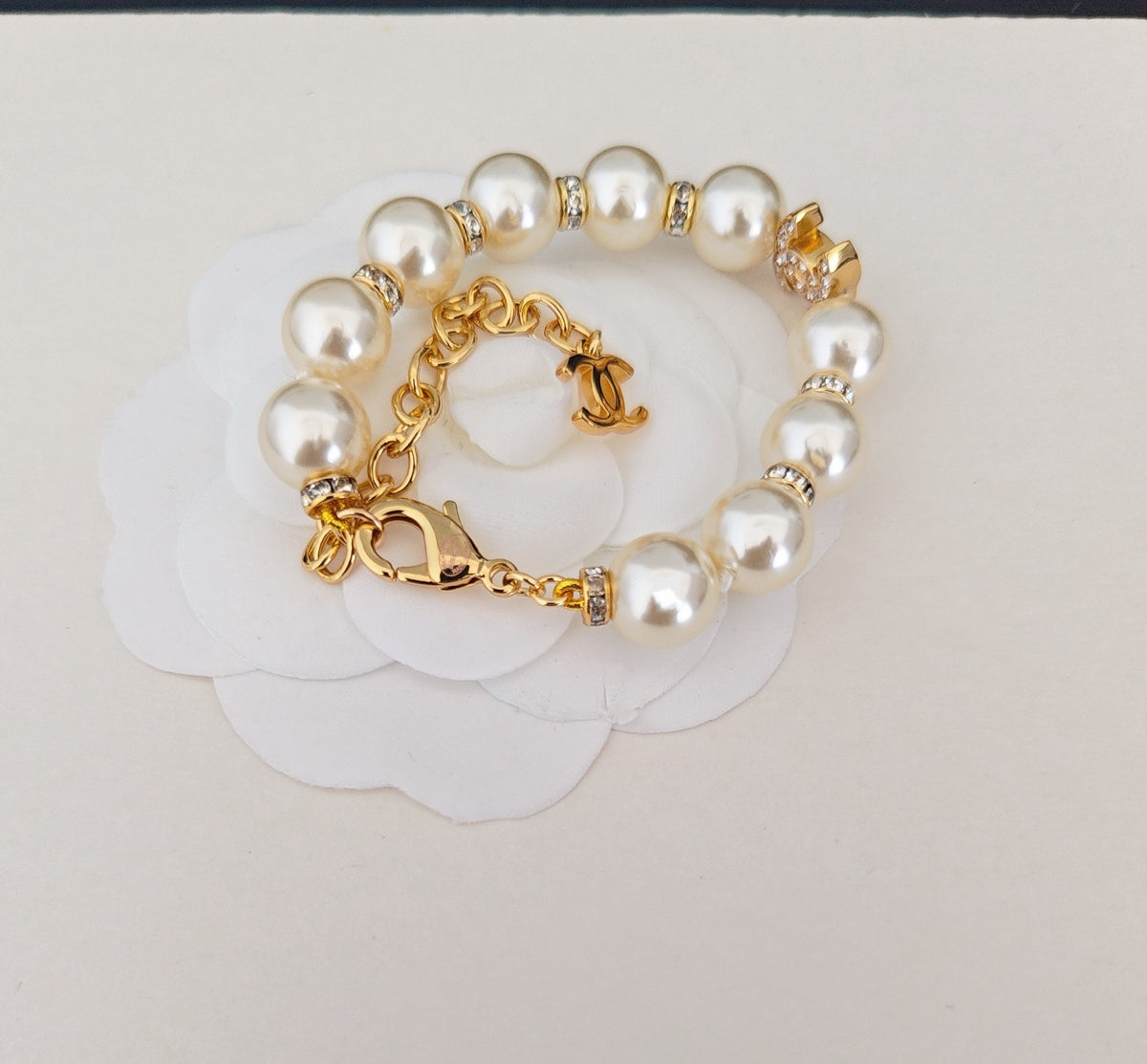 Pearl Bracelet in Gold-Tone – Pearl Detail – Design 006 detail view