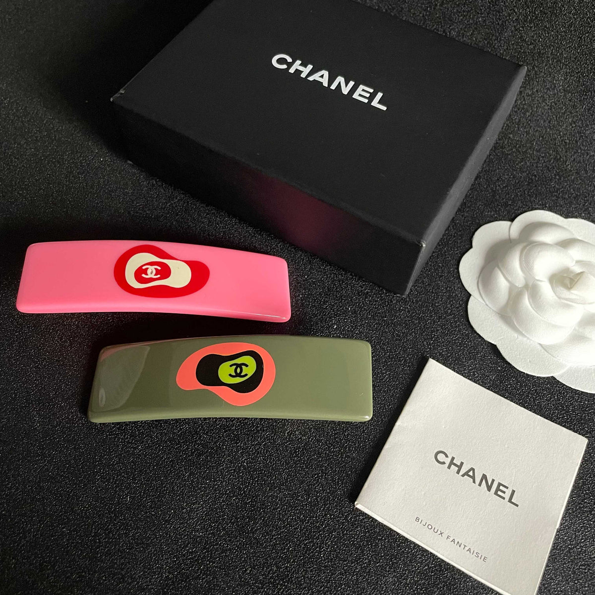 Double-C Emblem Hair Clip – Design 036 side detail