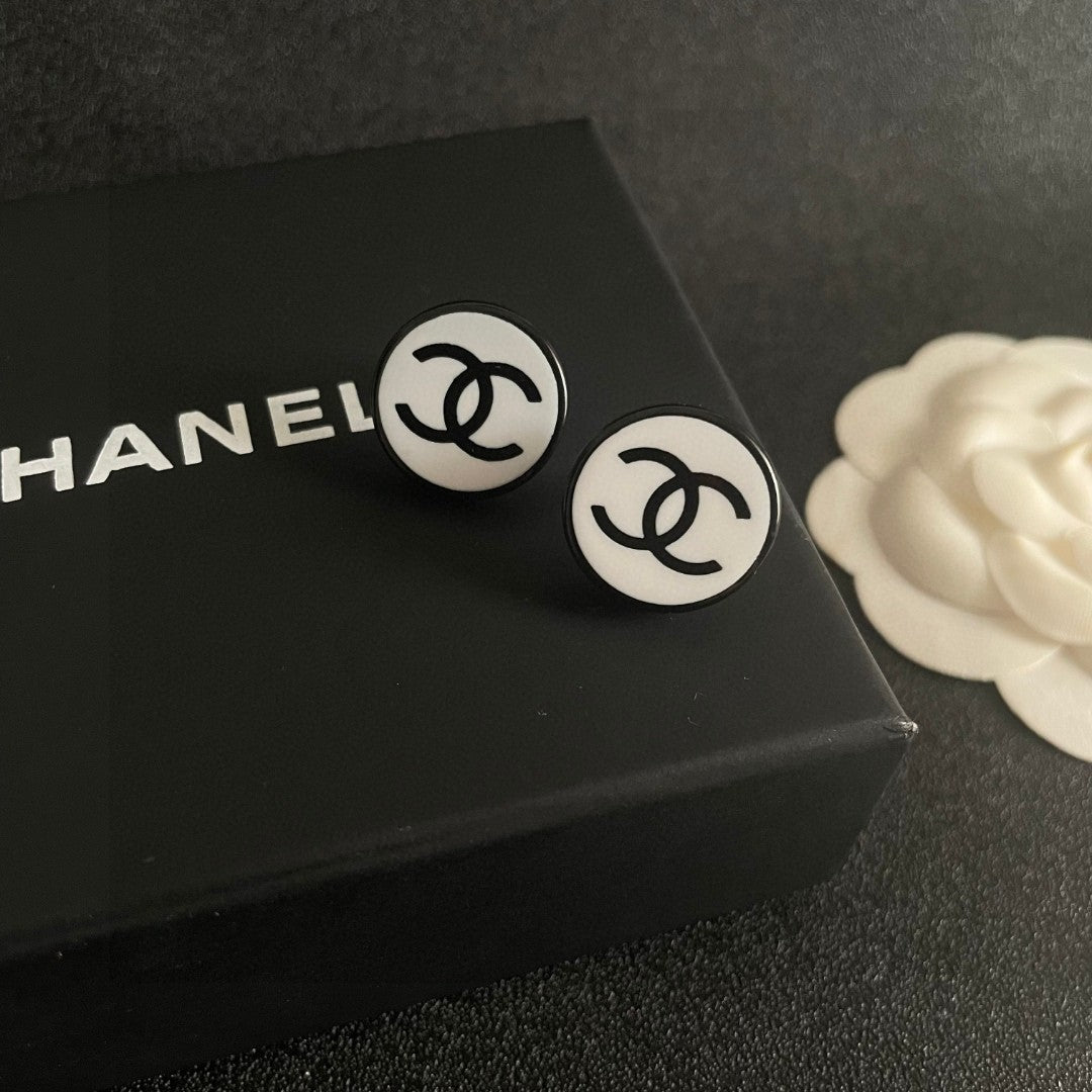Double-C Emblem Stud Earrings in Polished Metal-Tone – Design 432 detail view