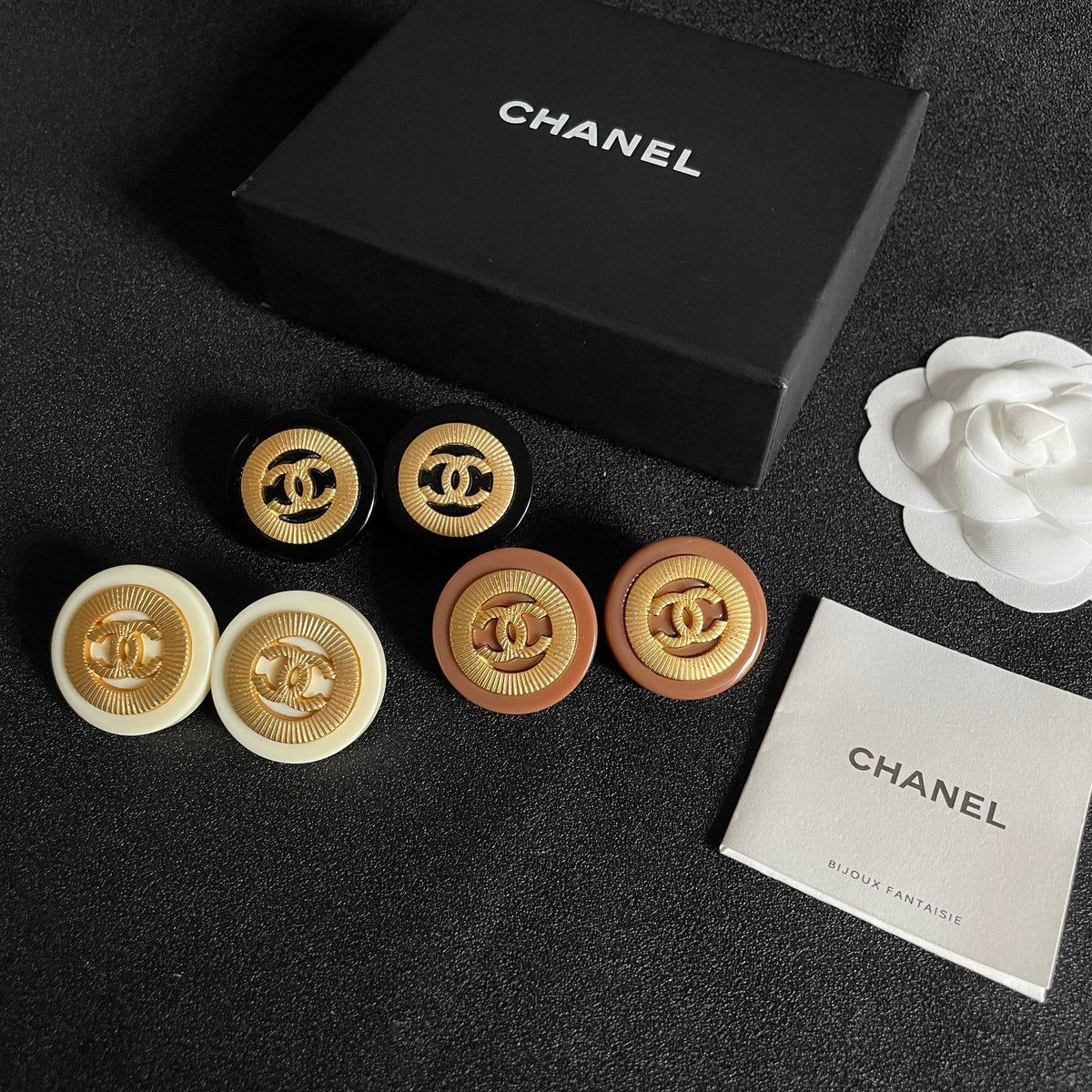 Double-C Emblem Stud Earrings in Polished Metal-Tone – Design 009 side detail