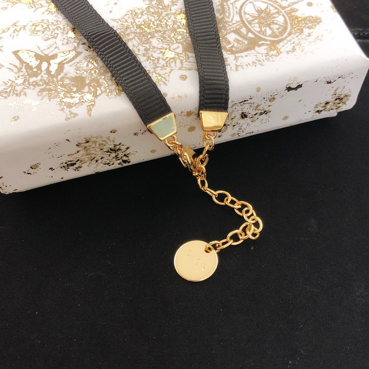 Pearl Pearl-Detail Pendant Necklace – Pearl Detail – Design 032 side detail