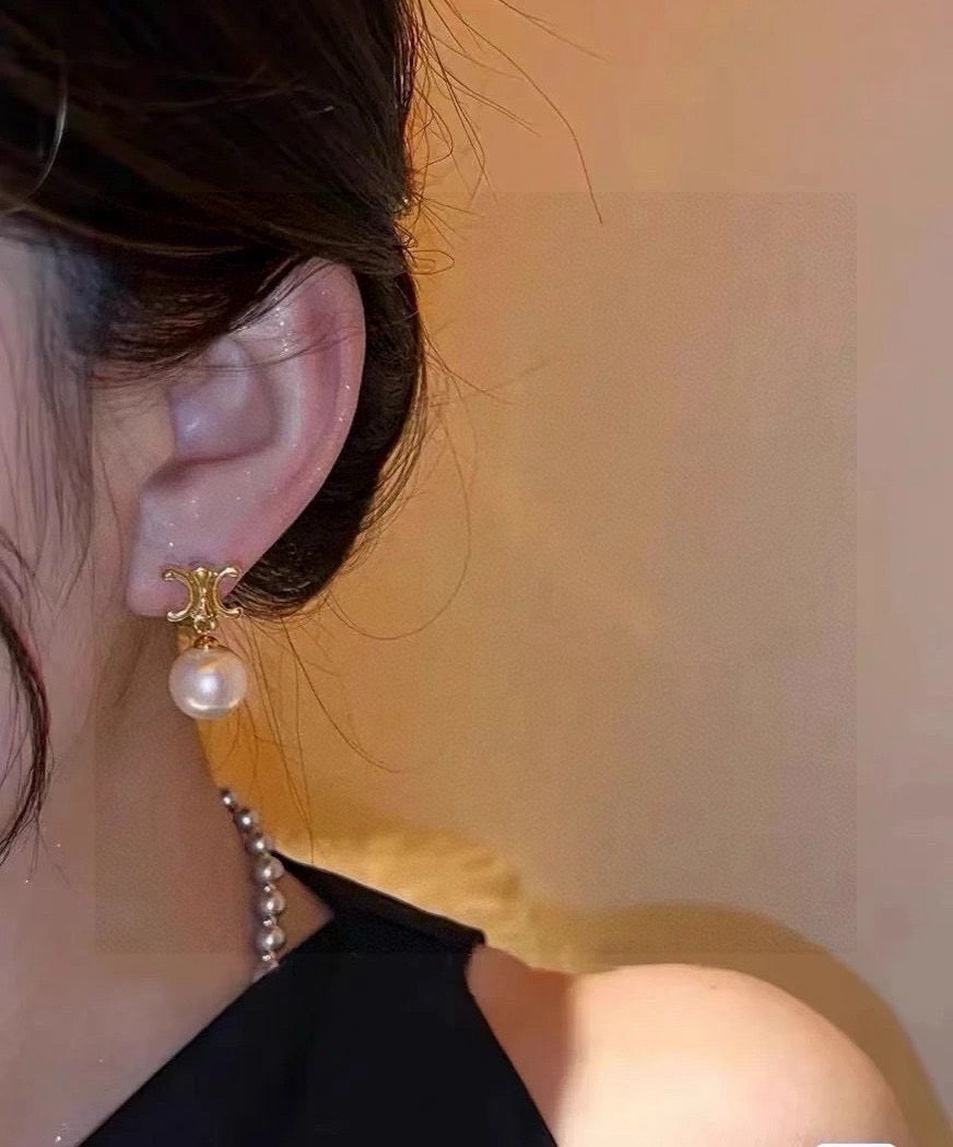 Triomphe-Inspired Emblem Pearl-Detail Stud Earrings – Pearl Detail front view