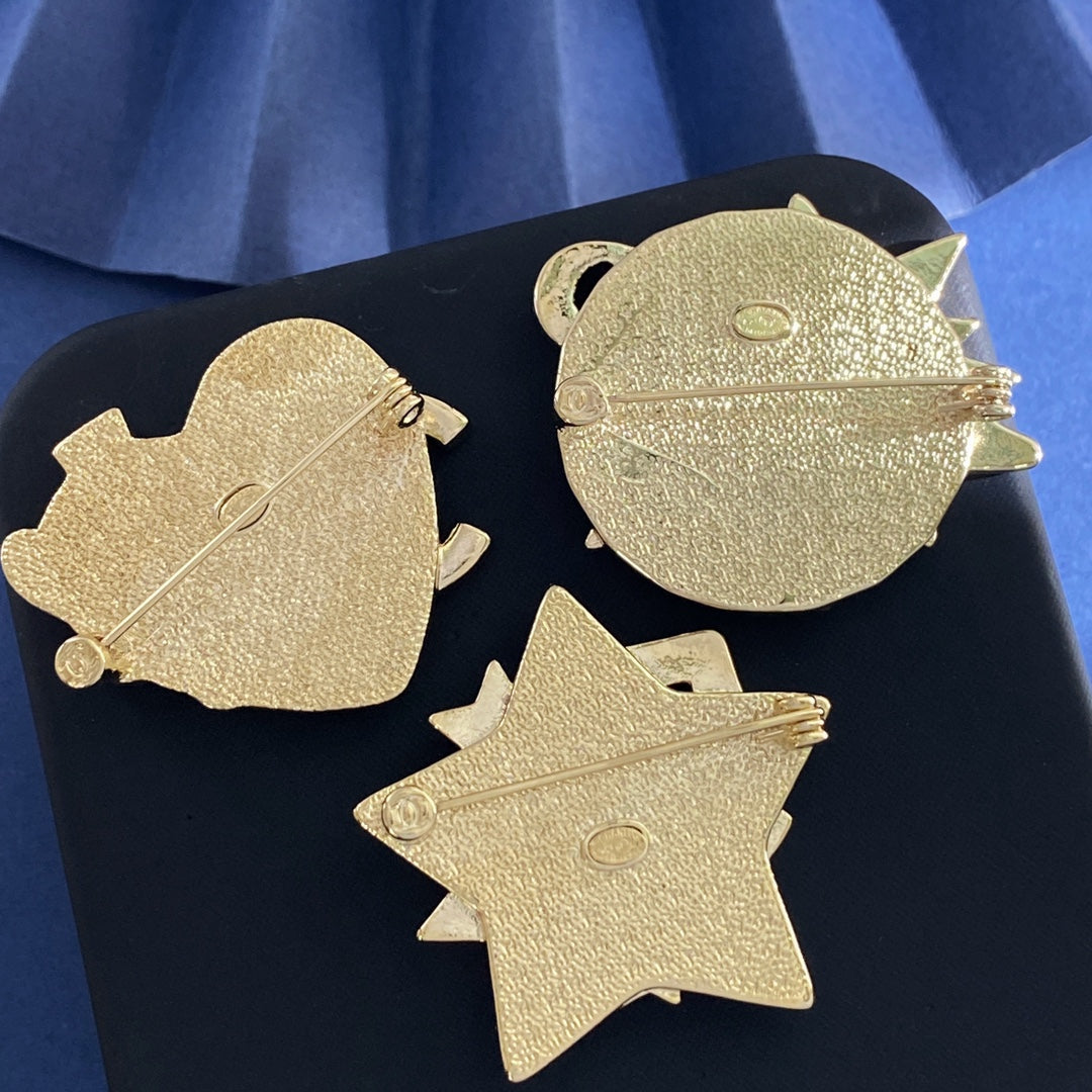 Double-C Emblem Brooch in Gold-Tone – Design 022 detail view