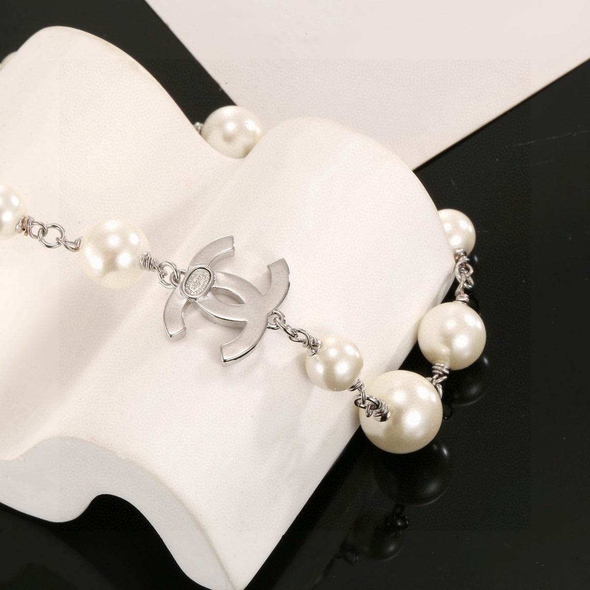 Pearl Pearl-Detail Pendant Necklace – Pearl Detail – Design 048 detail view