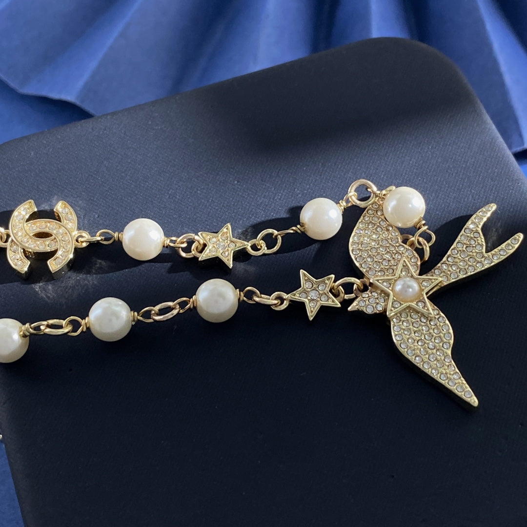 Letter Pearl-Detail Pendant Necklace – Pearl Detail – Design 005 detail view