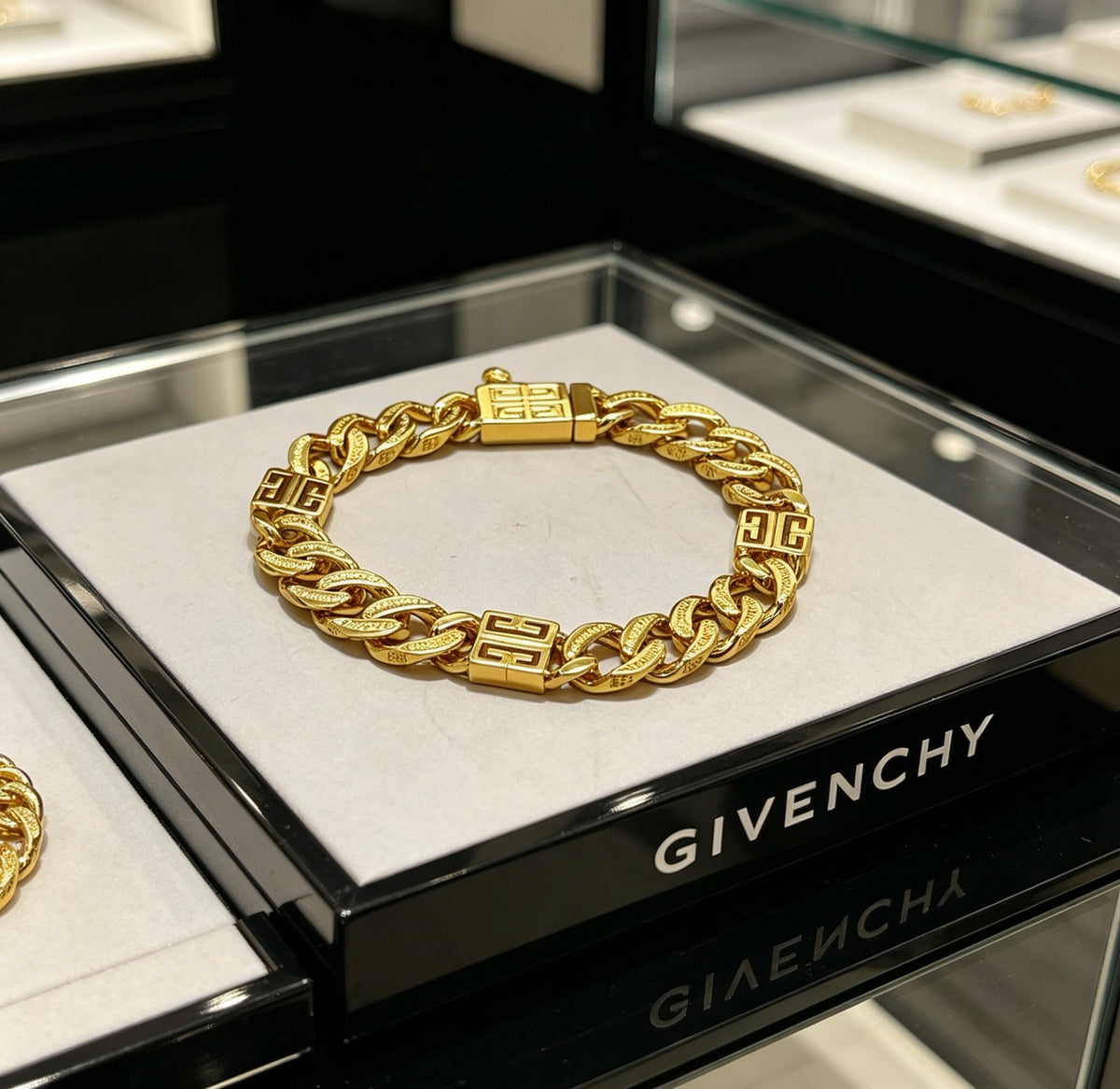 Floral Bracelet in Gold-Tone – Design 008 detail view