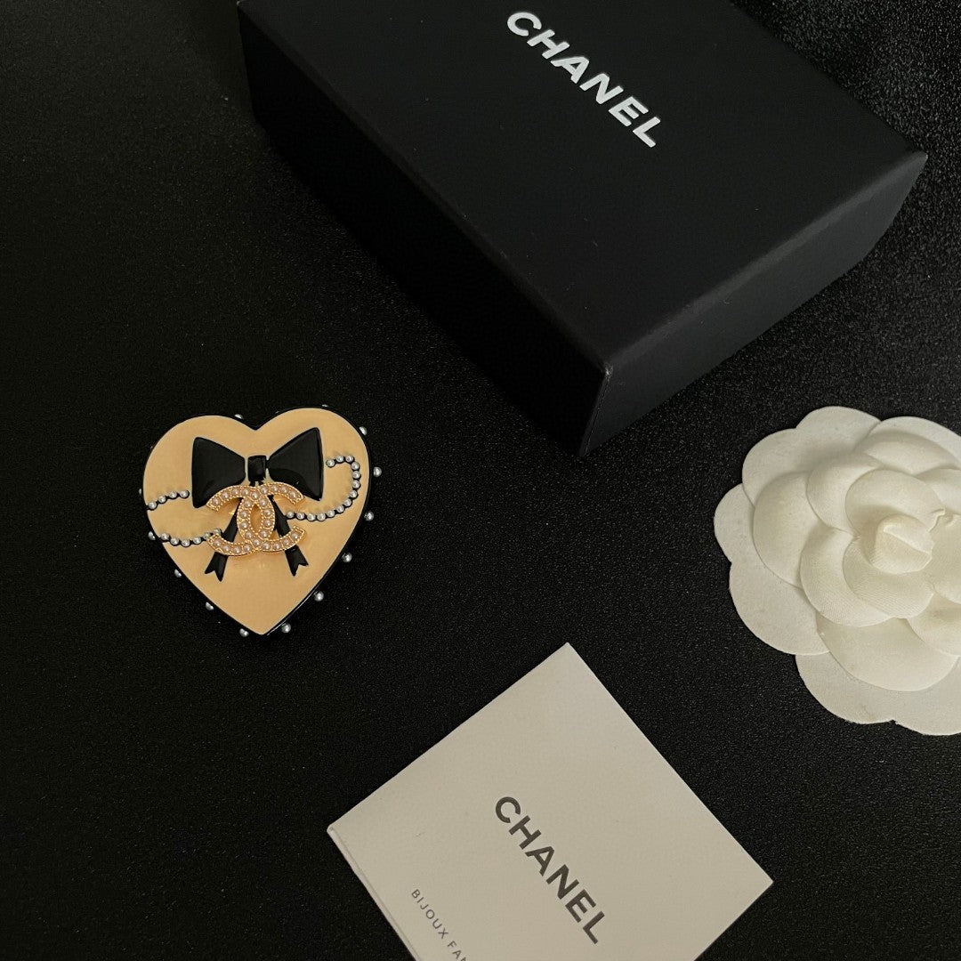 Double-C Emblem Brooch in Polished Metal-Tone – Design 074 close-up detail