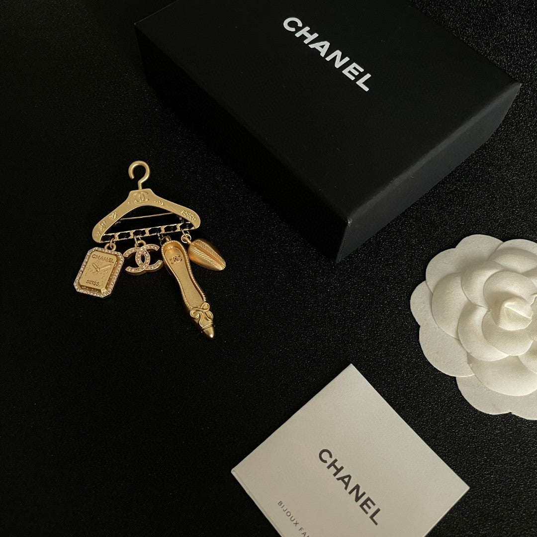 Double-C Emblem Brooch in Polished Metal-Tone – Design 072 close-up detail