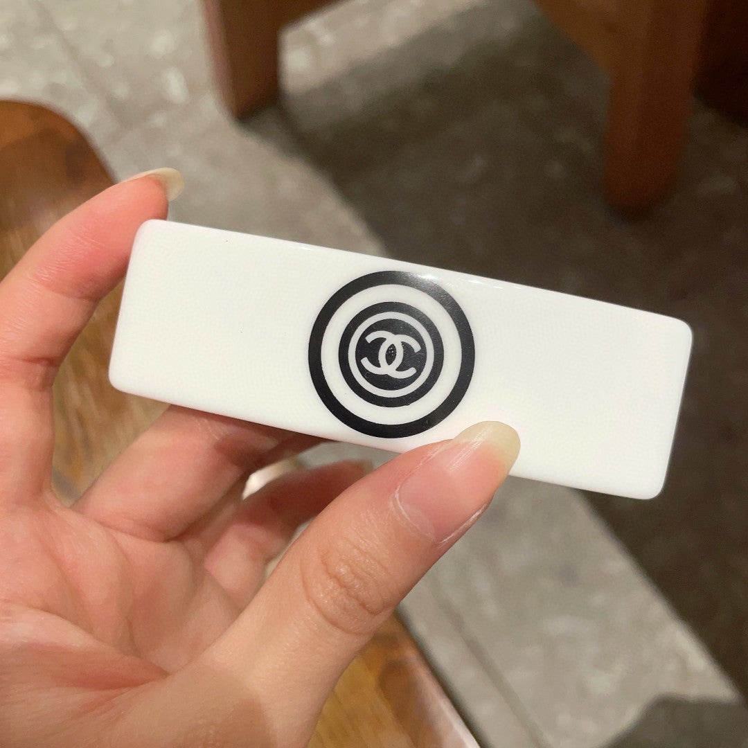 Double-C Emblem Hair Clip – Design 032 detail view