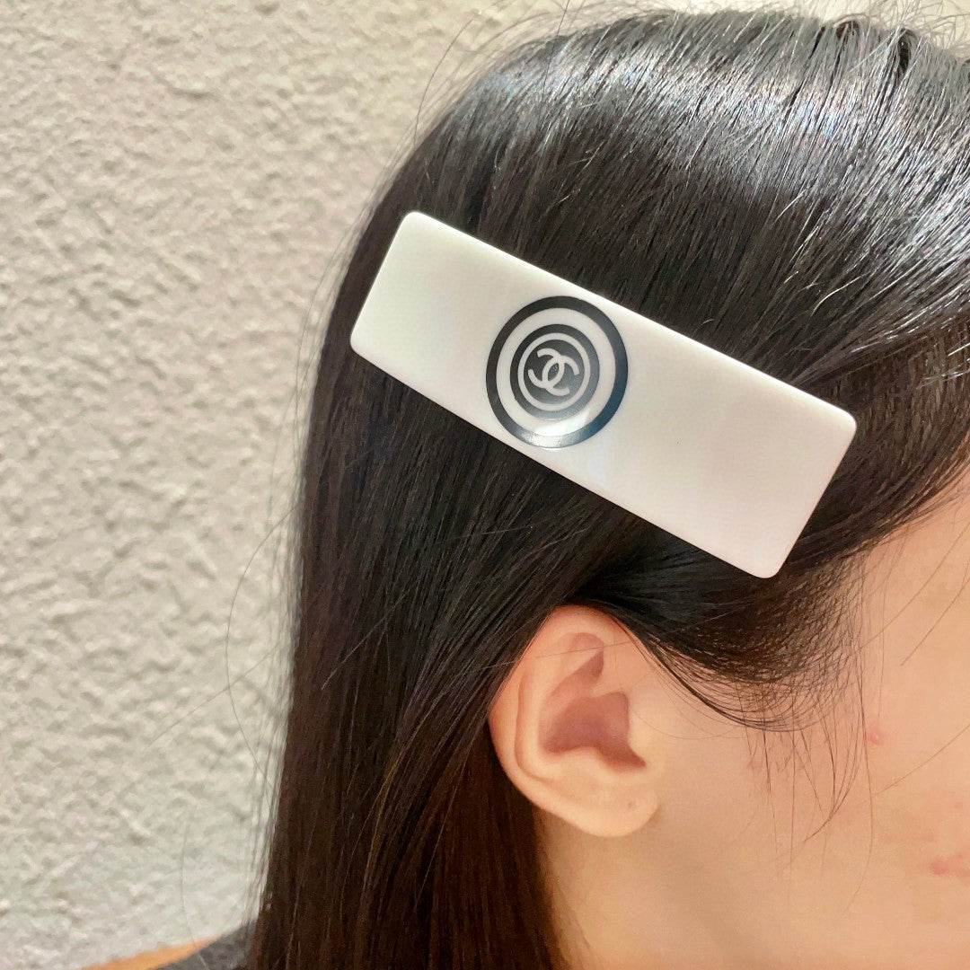 Double-C Emblem Hair Clip – Design 032 main product view