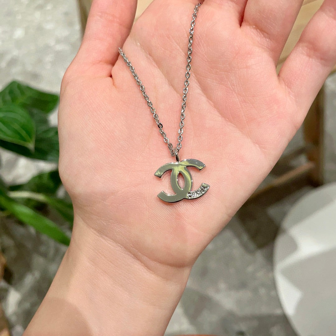 Double-C Emblem Pendant Necklace in Polished Metal-Tone – Design 057 side detail