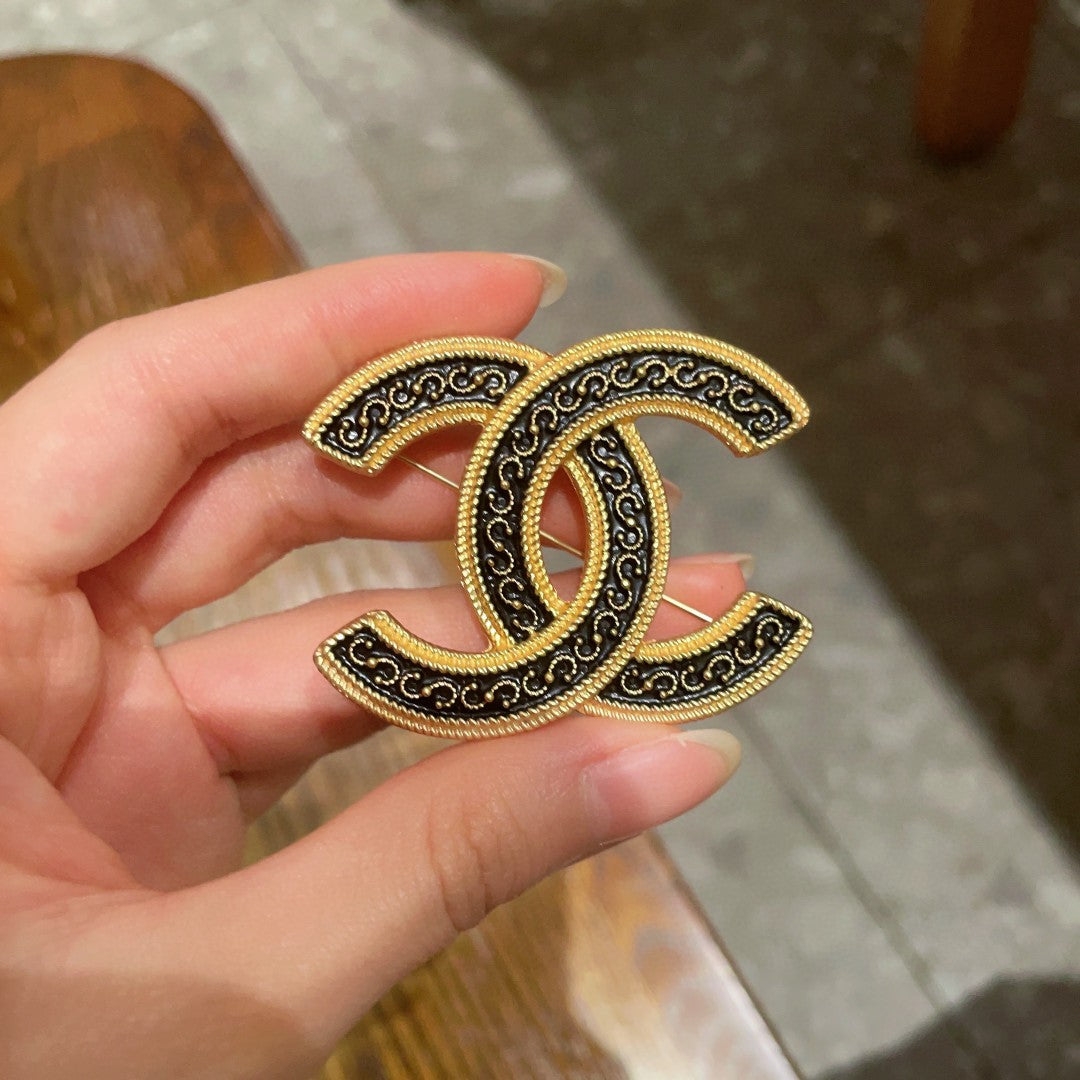 Double-C Emblem Brooch in Polished Metal-Tone – Design 068 side detail