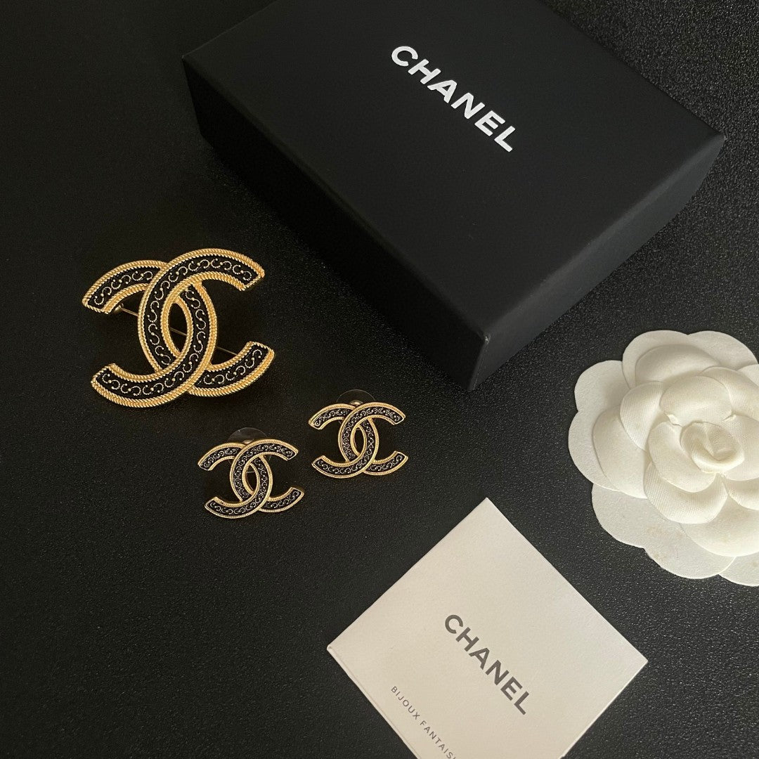 Double-C Emblem Brooch in Polished Metal-Tone – Design 068 close-up detail