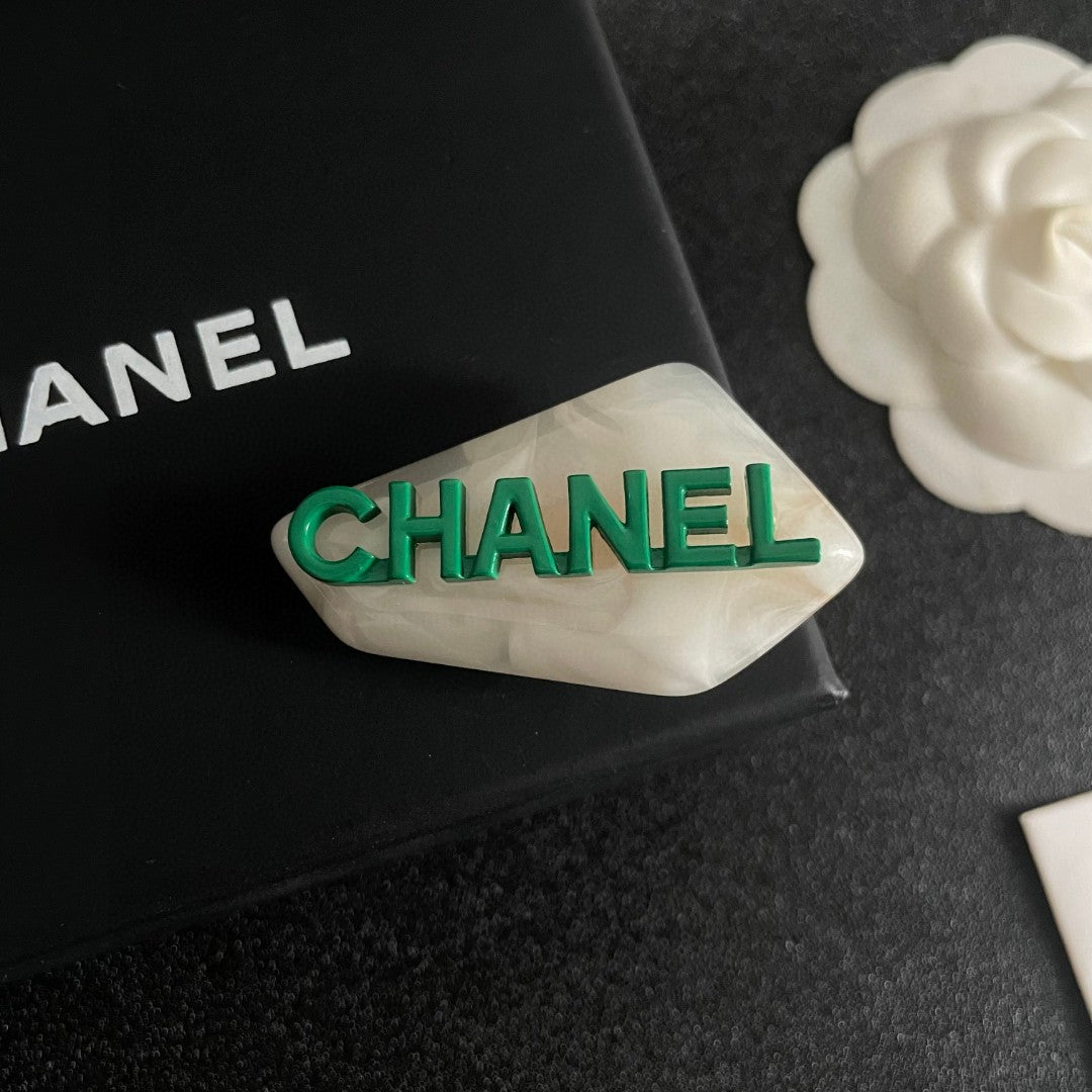 Letter Hair Clip – Design 006 detail view