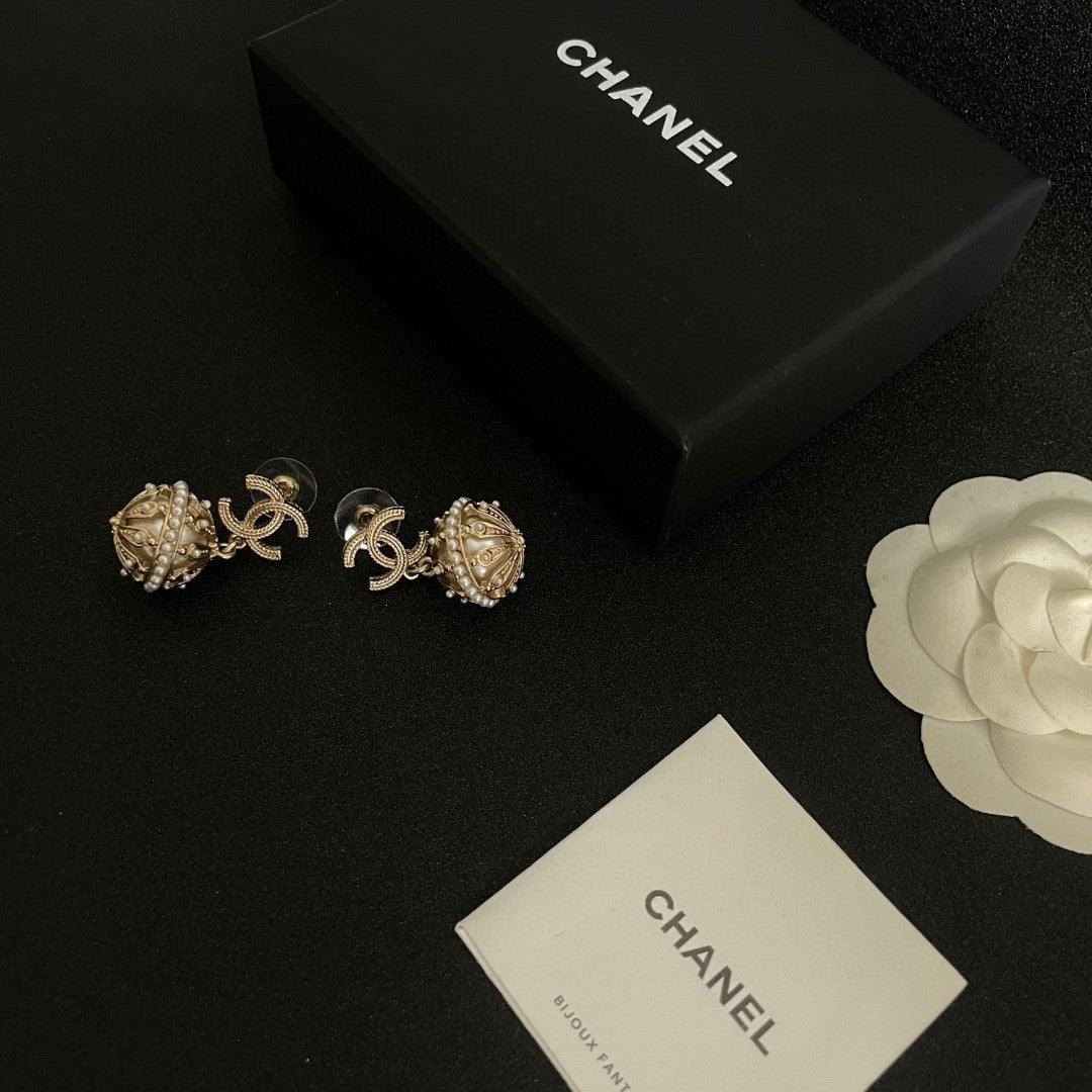 Double-C Emblem Pearl-Detail Stud Earrings – Pearl Detail – Design 020 close-up detail