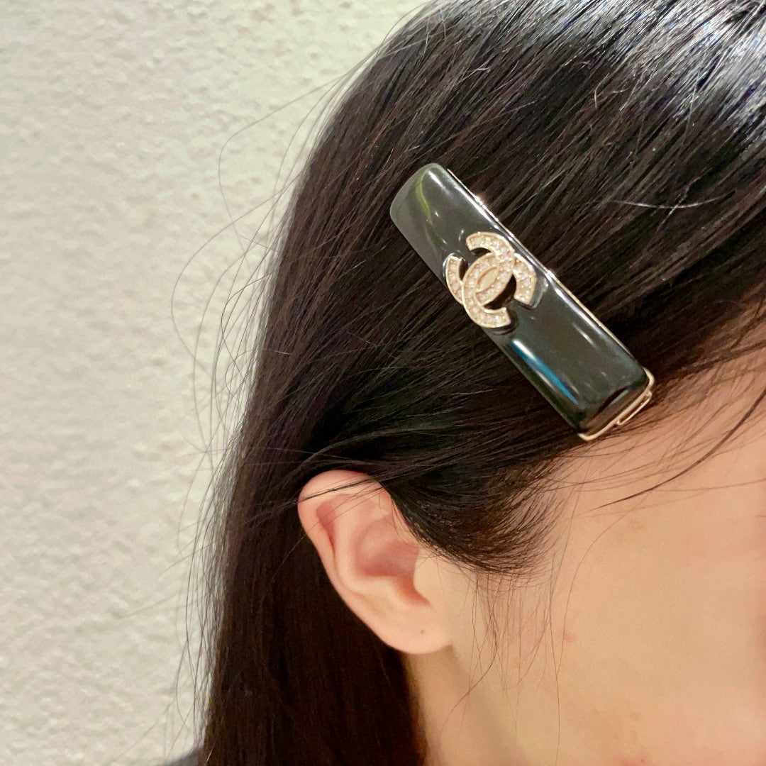 Double-C Emblem Hair Clip – Design 021 main product view