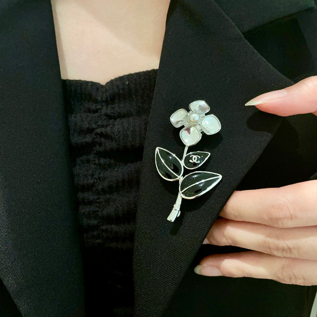 Double-C Emblem Brooch in Polished Metal-Tone – Design 042 main product view