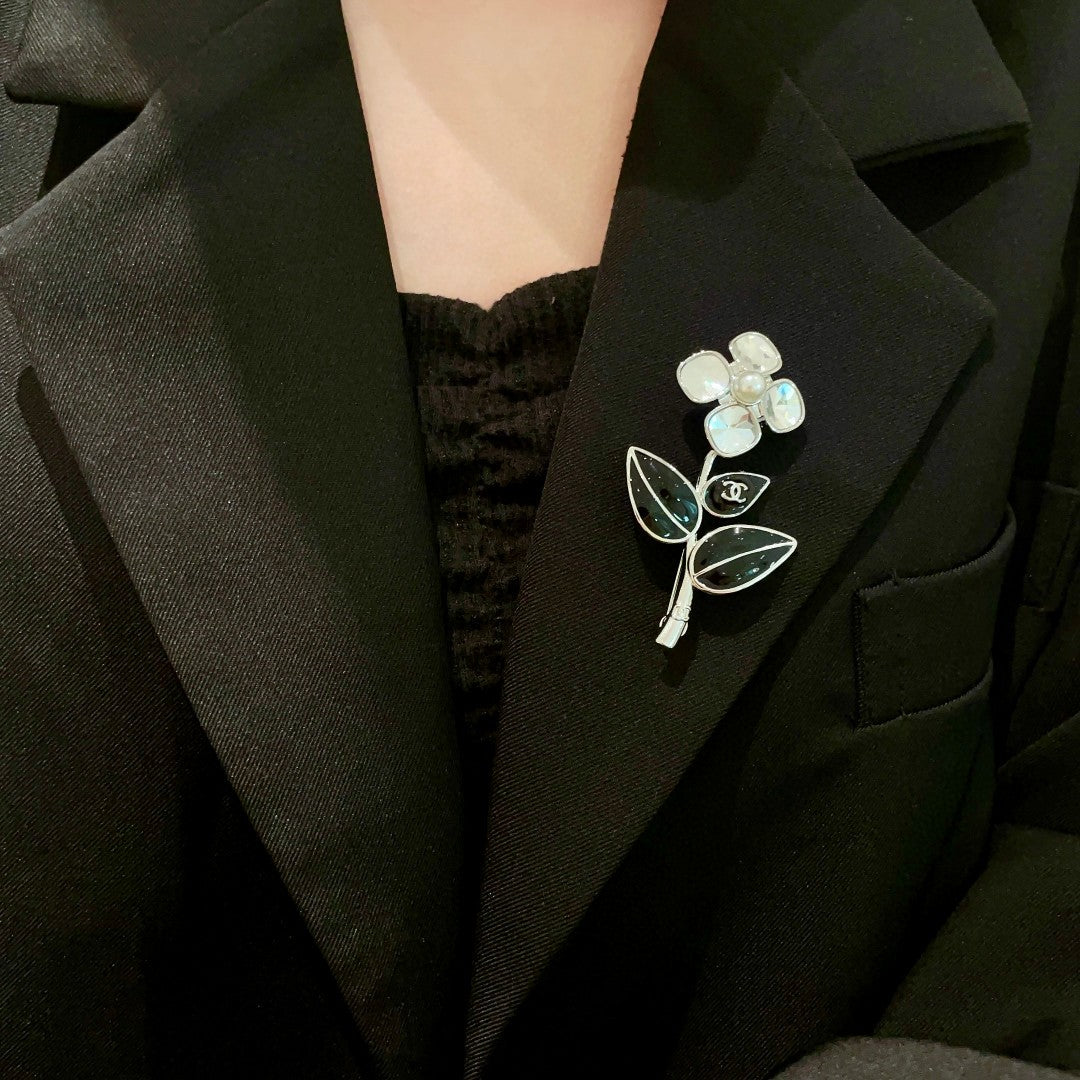 Double-C Emblem Brooch in Polished Metal-Tone – Design 042 front product view