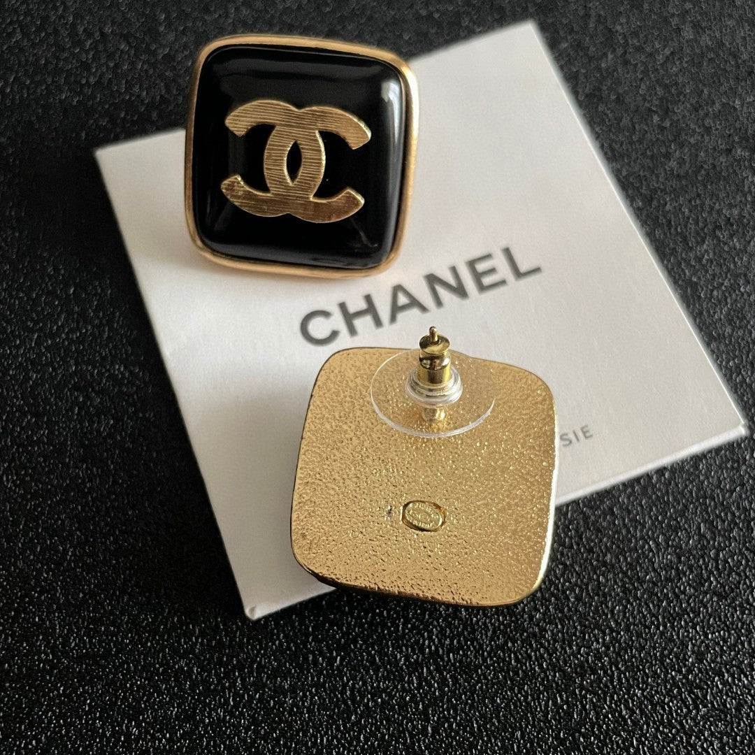 Double-C Emblem Stud Earrings in Polished Metal-Tone – Design 295 main product view
