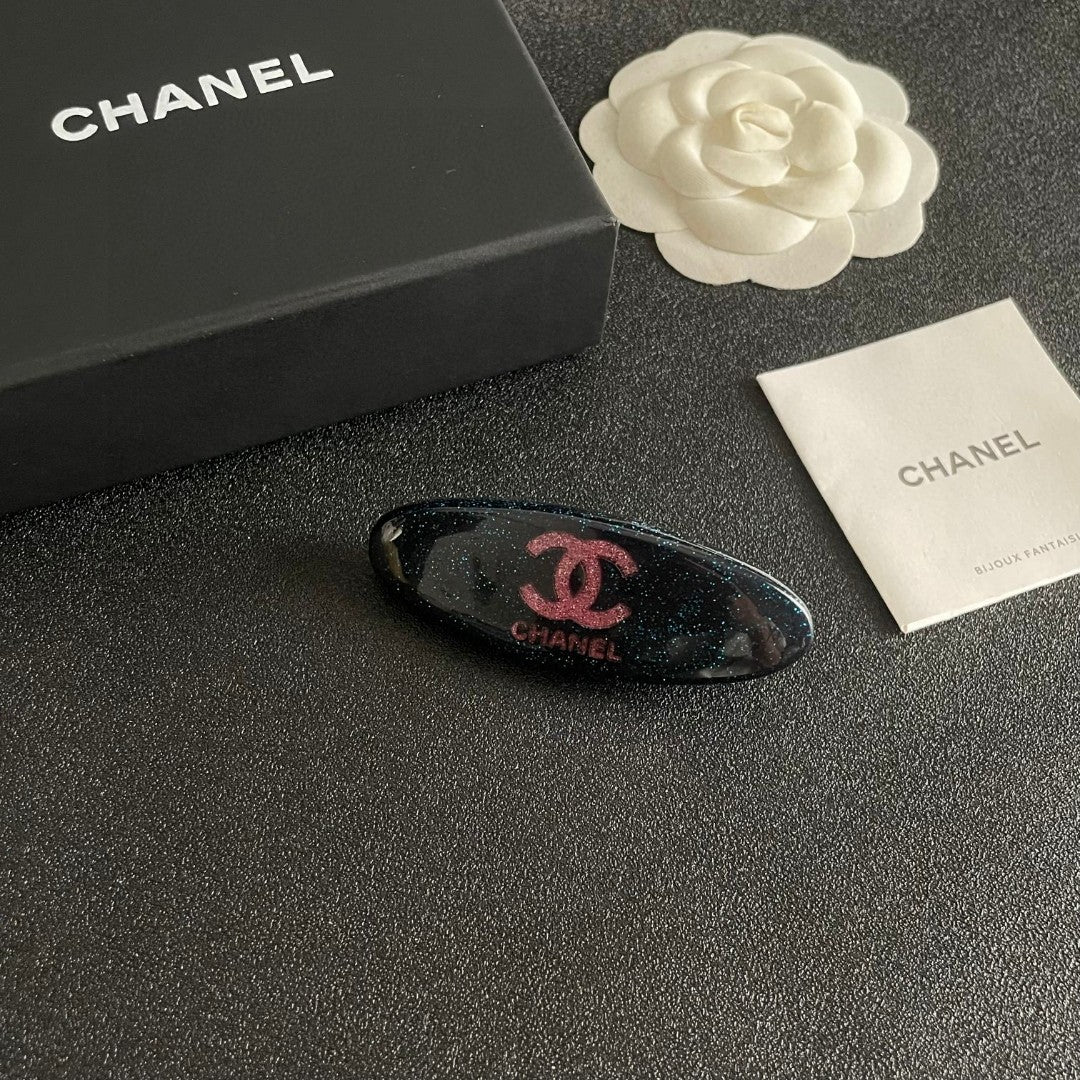 Double-C Emblem Hair Clip – Design 018 styled product view