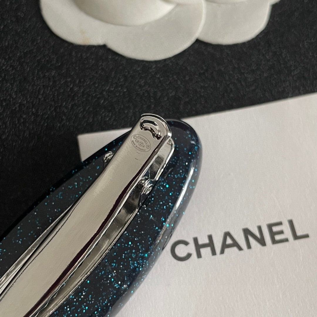 Double-C Emblem Hair Clip – Design 018 main product view