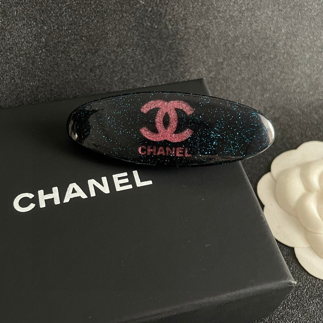 Double-C Emblem Hair Clip – Design 018 detail view