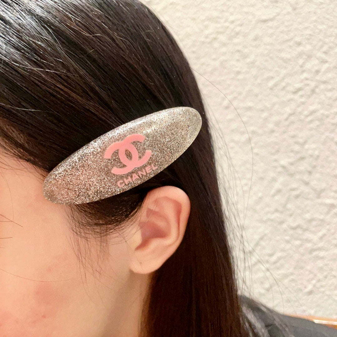 Double-C Emblem Hair Clip – Design 017 main product view