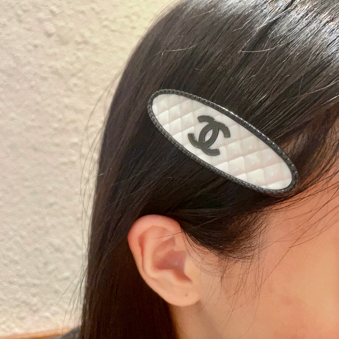 Double-C Emblem Hair Clip – Design 016 main product view