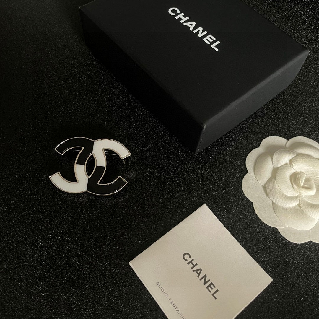 Double-C Emblem Brooch in Polished Metal-Tone – Design 034 close-up detail