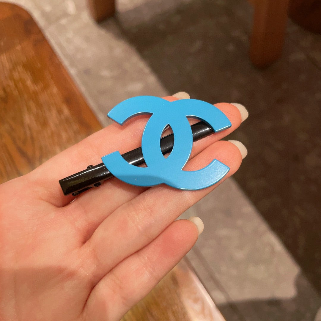Double-C Emblem Hair Clip – Design 014 side detail