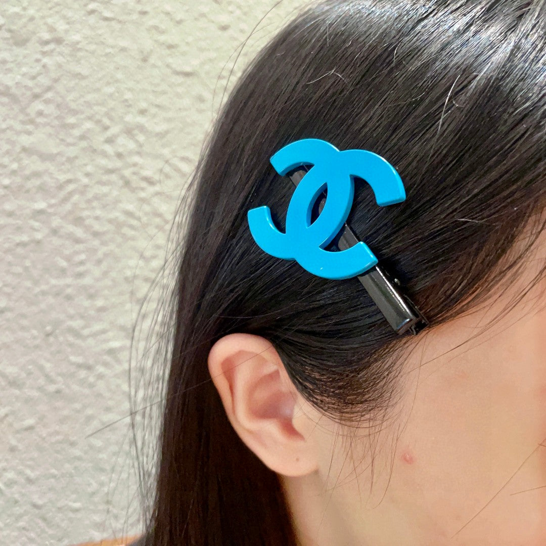 Double-C Emblem Hair Clip – Design 014 main product view