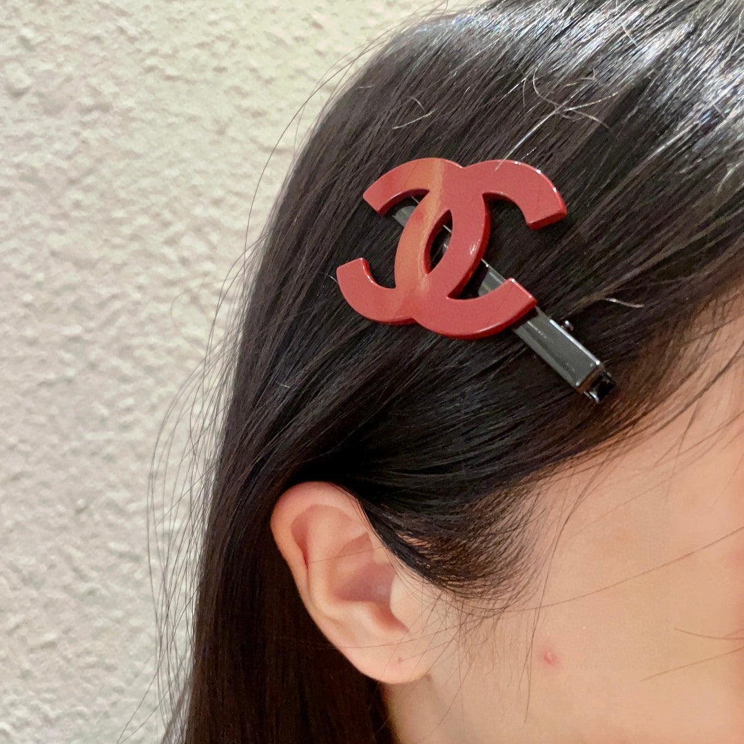 Double-C Emblem Hair Clip – Design 013 main product view