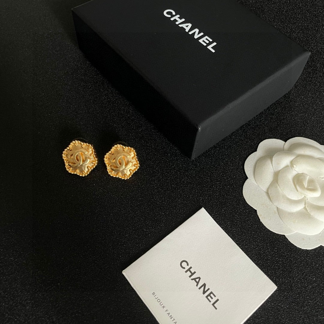 Double-C Emblem Stud Earrings in Polished Metal-Tone – Design 150 close-up detail