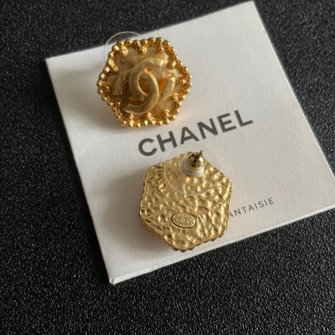 Double-C Emblem Stud Earrings in Polished Metal-Tone – Design 150 main product view