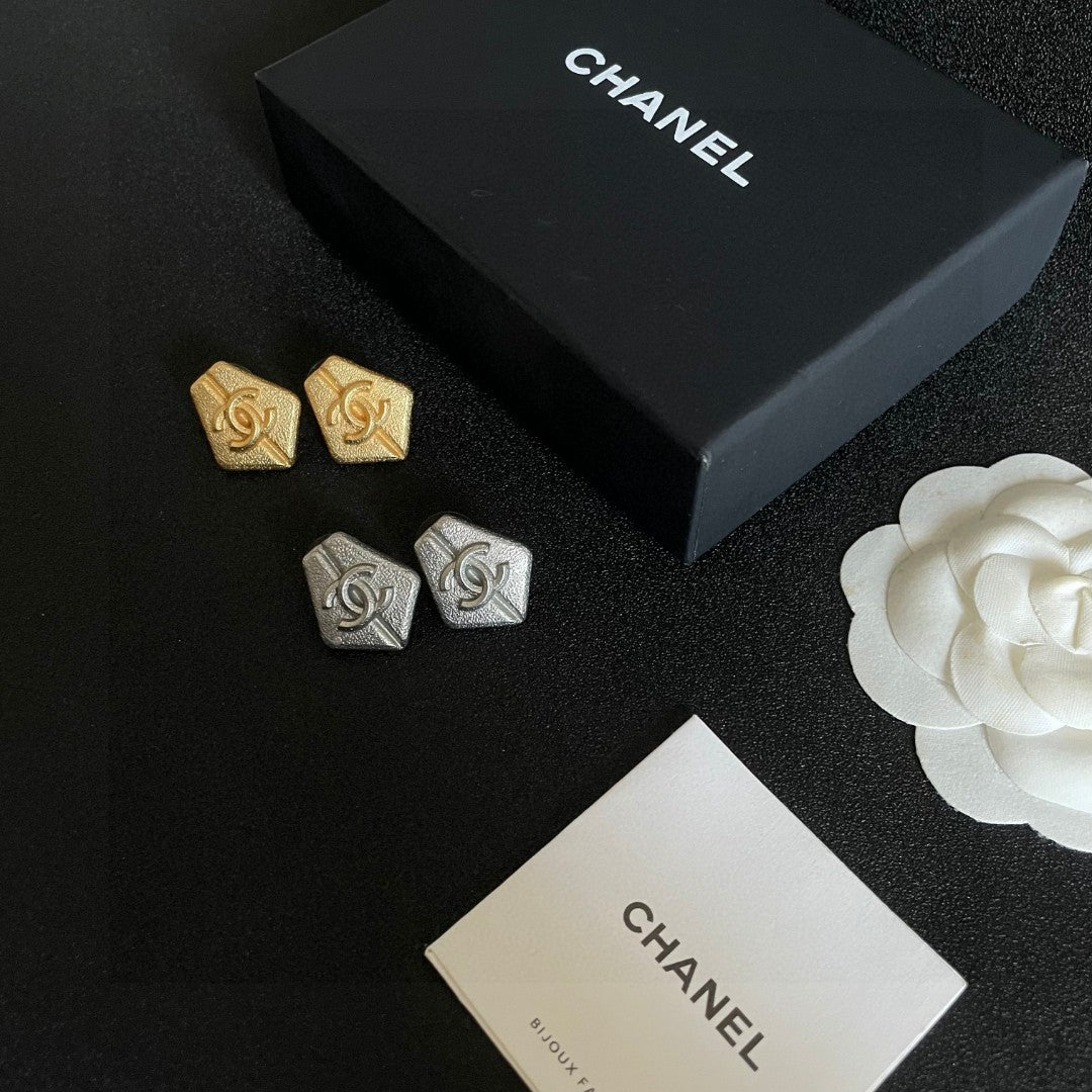 Double-C Emblem Stud Earrings in Polished Metal-Tone – Design 146 close-up detail