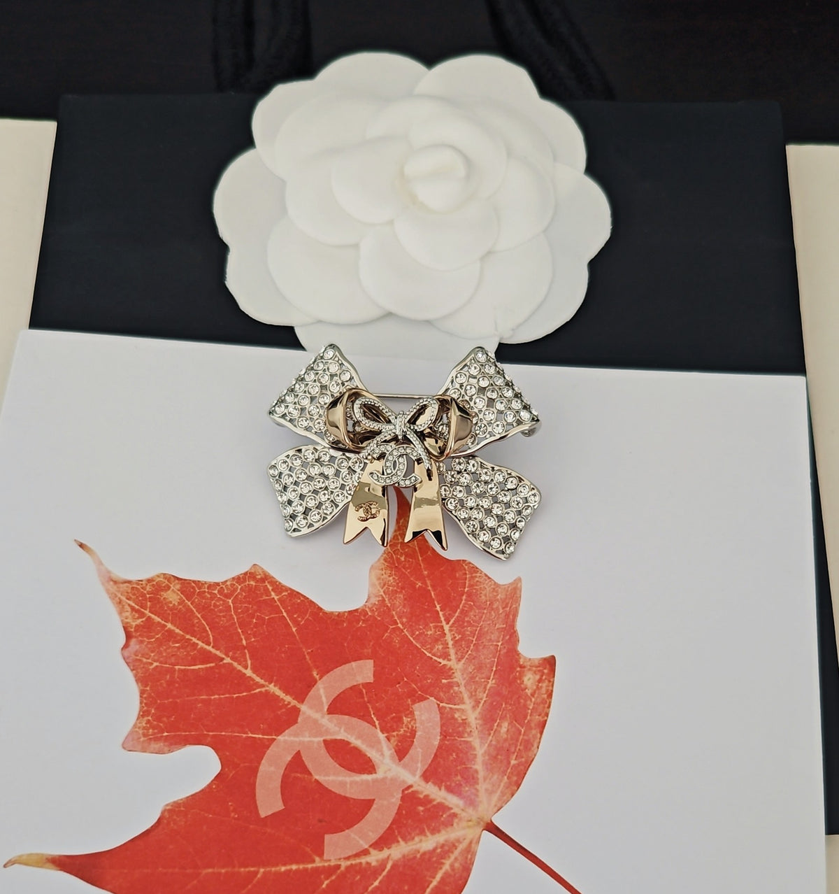 Bow Brooch in Gold-Tone – Design 003 side detail