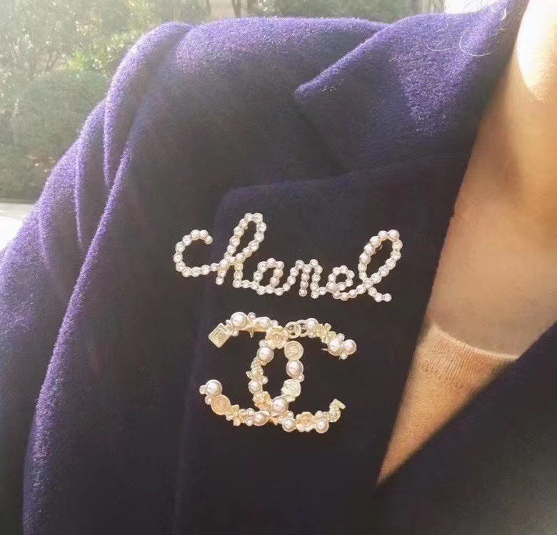 Signature Emblem Brooch in Gold-Tone – Design 010 close-up detail