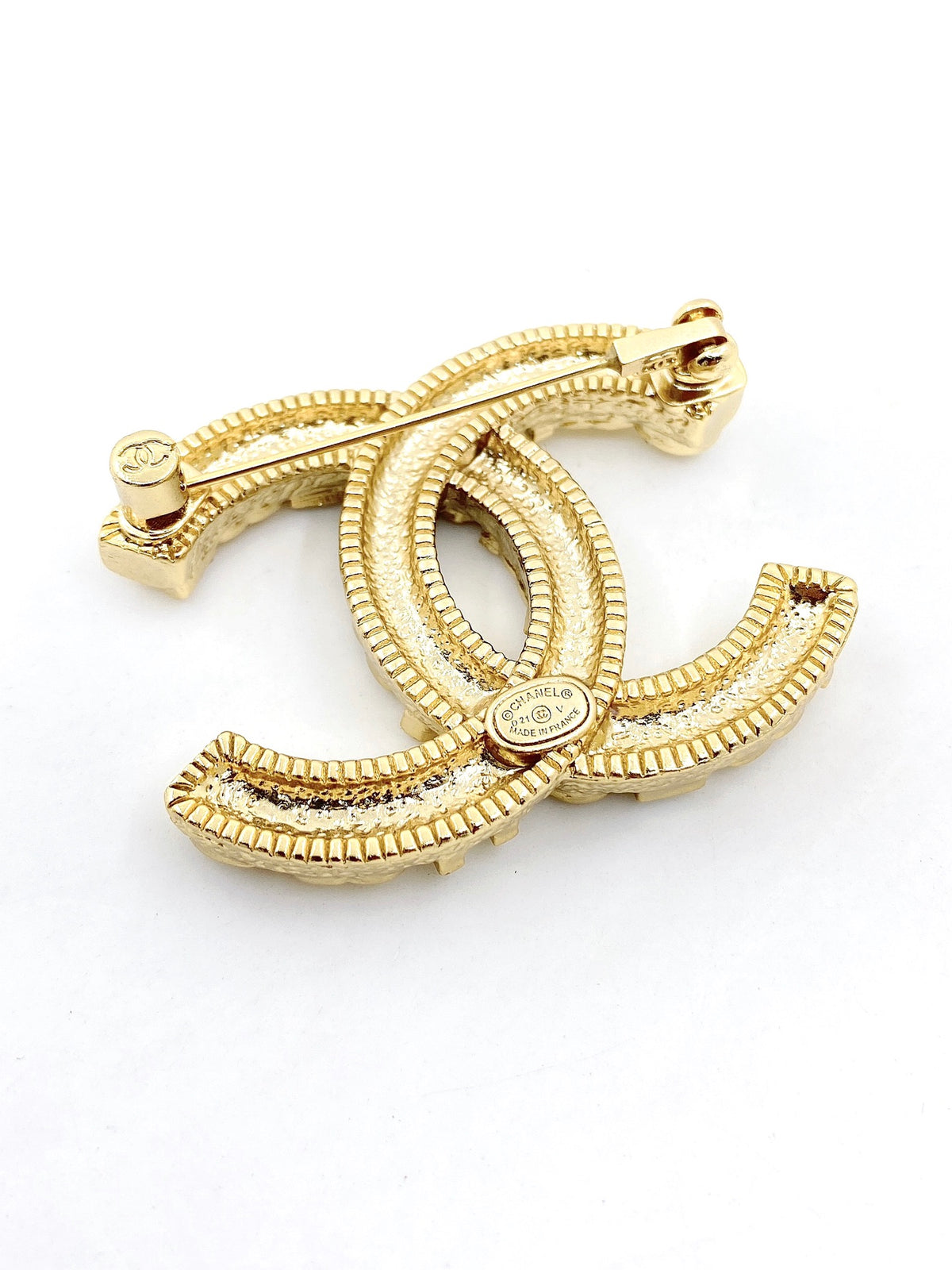 Double-C Emblem Brooch in Gold-Tone – Design 008 detail view