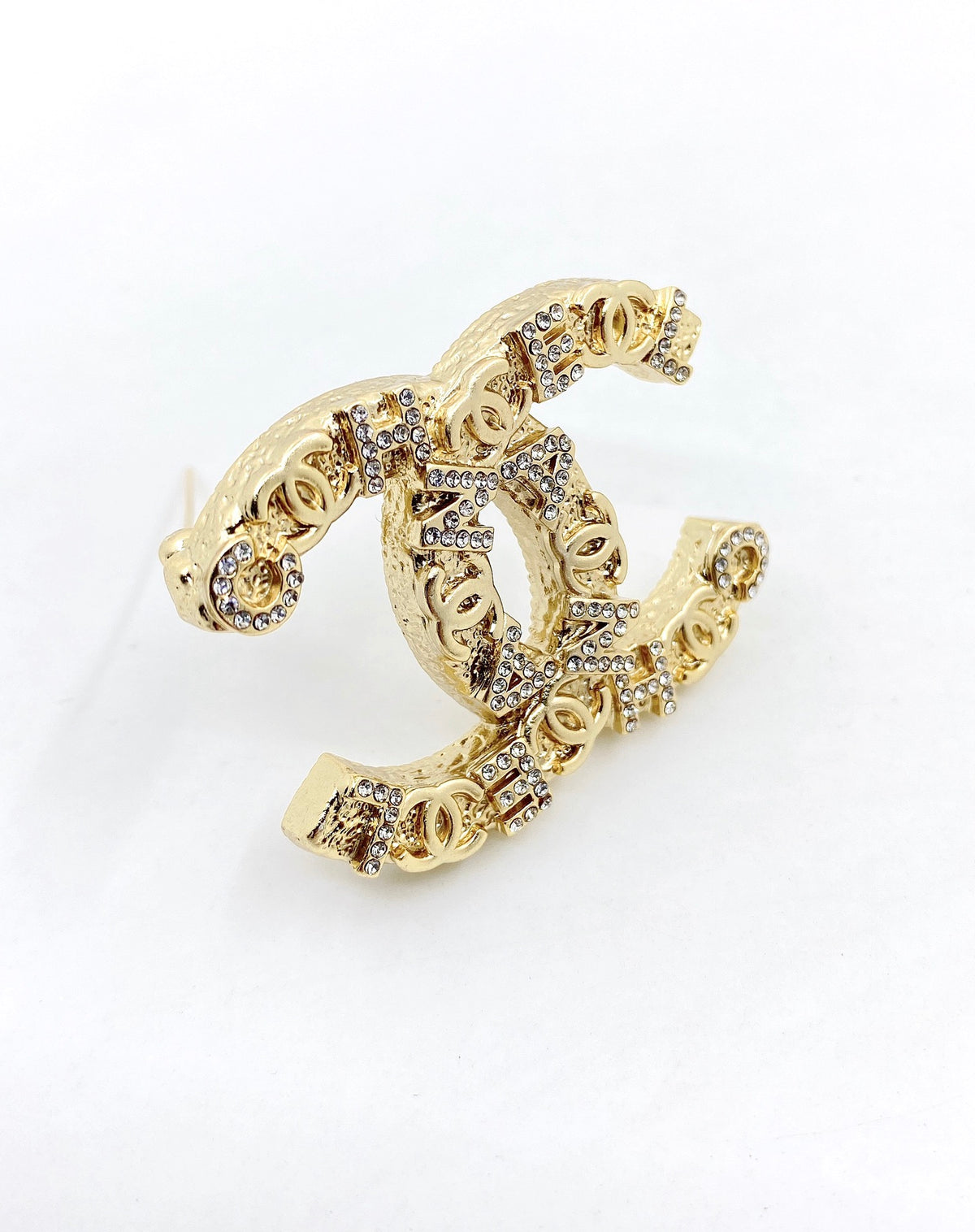 Double-C Emblem Brooch in Gold-Tone – Design 007 side detail