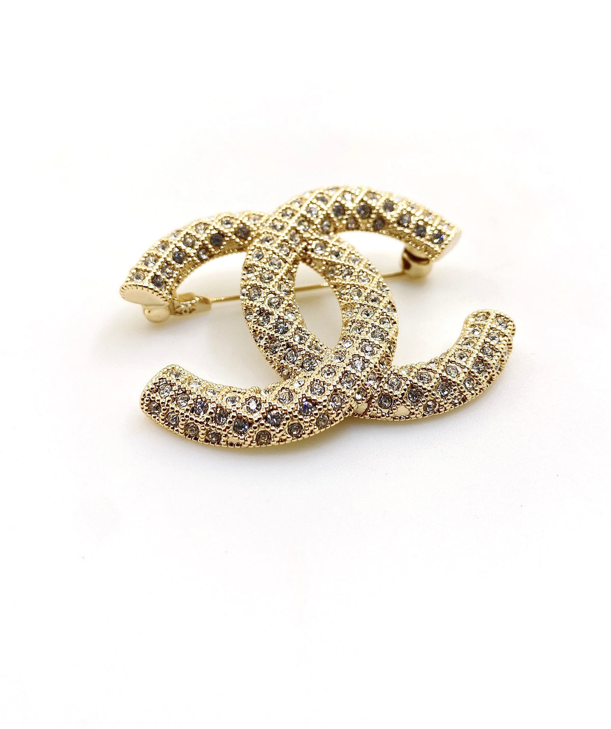Double-C Emblem Brooch in Gold-Tone – Design 006 side detail
