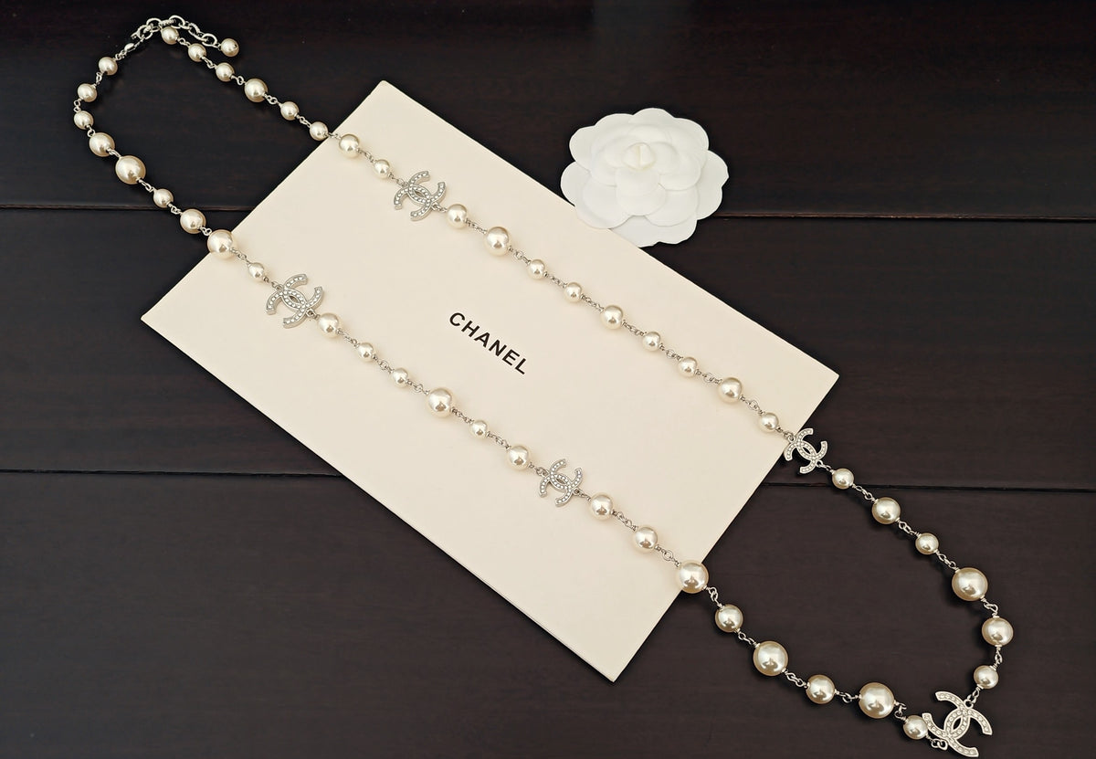 Pearl Pearl-Detail Pendant Necklace – Pearl Detail – Design 047 detail view