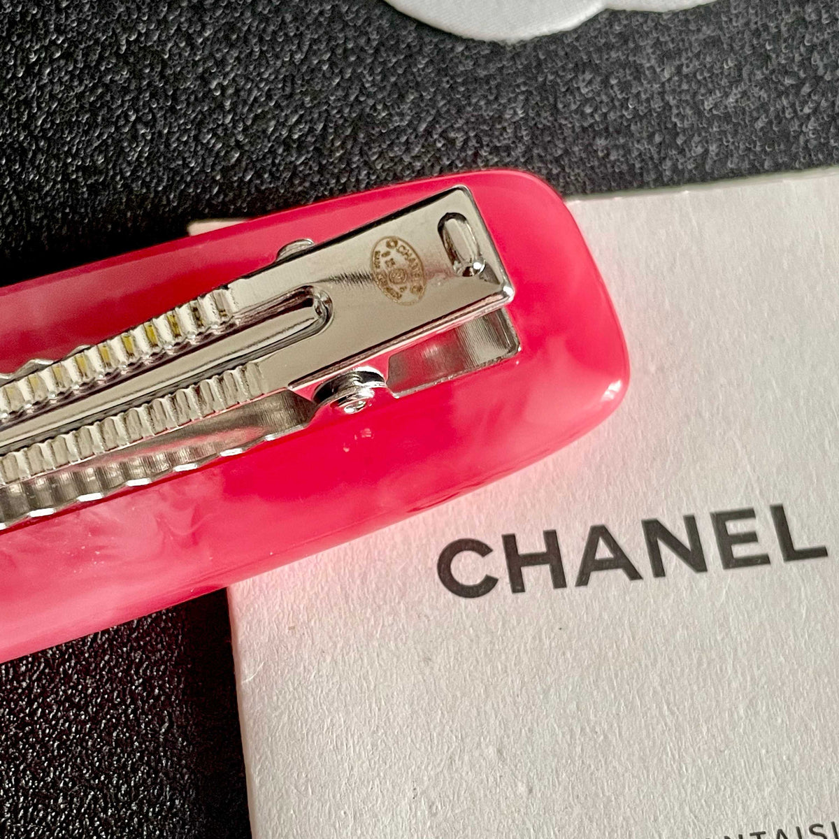 Double-C Emblem Hair Clip – Design 030 main product view